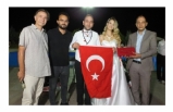 Burhaniye de düğünde genç çifte Kuran ve Türk Bayrağı hediye edildi