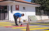 Ayvalık’ta okul önlerindeki yaya geçitleri ve uyarı levhaları yenileniyor
