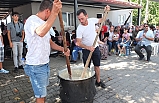 Düğünlerin vazgeçilmez yemeği özel sopalarla dövülüyor