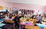 Burhaniye'de ilkokul öğrencileri bağlama öğreniyor
