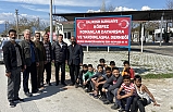 Romanlar AK Partilileri çiçeklerle karşıladılar