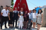 Burhaniyeli Gençler Törenlere 70 Yıllık İpek Bayrakla Katılıyorlar
