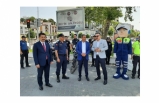Edremit’te Vali Hasan Şıldak, sürücüleri uyardı, bayram hediyesi verdi  
