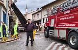 Balıkesir’de fırtına ve hortum etkili oldu, çatıları uçurdu, elektrik direklerini devirdi  