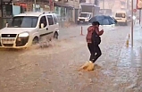 Edremit'te sağanak yağmur hayatı felç etti