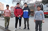 Burhaniye'de harçlıklar güvercinlere yem oldu