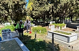 Ayvalık’ta kabristanlara bayram temizliği