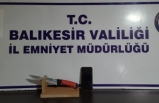 Edremit’te taksiciyi dövdüler, telefonu alıp kaçarken polise yakalandılar  