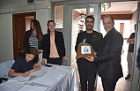 Edremit Belediyesi mama dağıtıyor