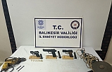 Edremit'te KOM kurusıkı tabancaları gerçek silaha dönüştüren atölyeye operasyon düzenledi