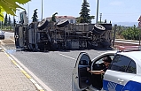 Edremit’te lastiği patlayan TIR karayolunu trafiğe kapattı