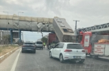 Bandırma'da tır üst geçide çarptı, felaketin eşiğinden dönüldü
