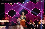 Yıldız Tilbe'ye İbo'dan 100 gül