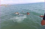 Edremit'te boğulmak üzere olan 14 yaşındaki çocuğu sahil güvenlik ekipleri kurtardı