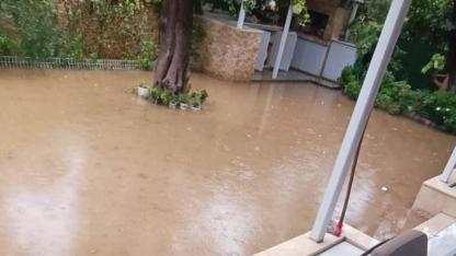 Edremit Körfezi ilçelerinde sağanak yağış sonrası su baskınları yaşandı