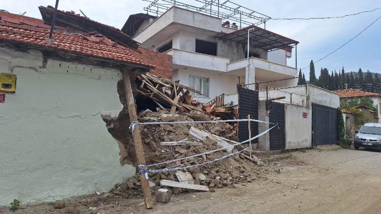 Balıkesir Edremit'te metruk bina büyük bir gürültü ile çöktü