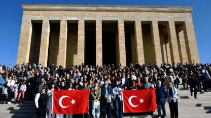 Balıkesirli gençler Ata’nın huzurunda
