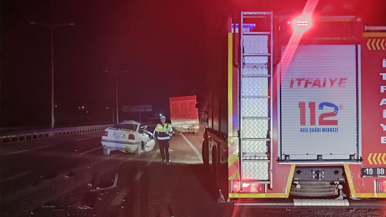 Susurluk'ta otomobil tıra arkadan çarptı: 1 ölü