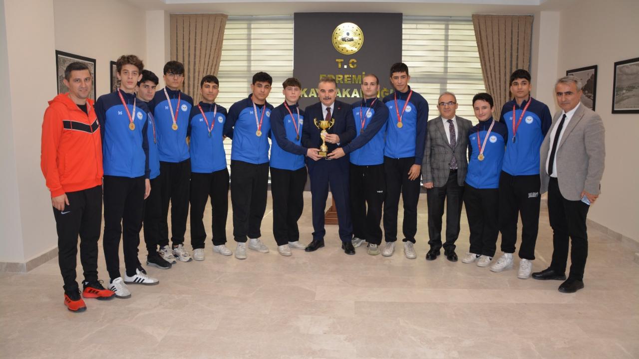 Edremit’te Şampiyonlardan Kaymakam Ziyareti