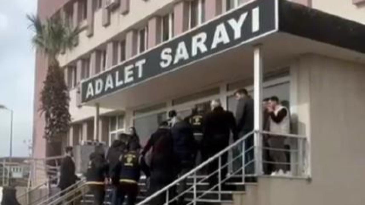 Ayvalık’ta Kendilerini Başkomiser Ve Savcı Olarak Tanıtan Dolandırıcılar Polisten Kaçamadı