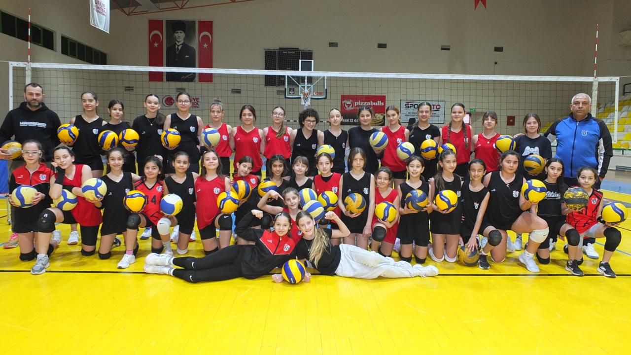Burhaniye de öğrenciler sömestr tatilini spor salonunda geçiriyor