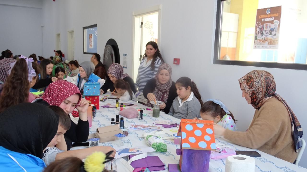 Renklerle üreten aileler çanta boyama etkinliğinde buluştu