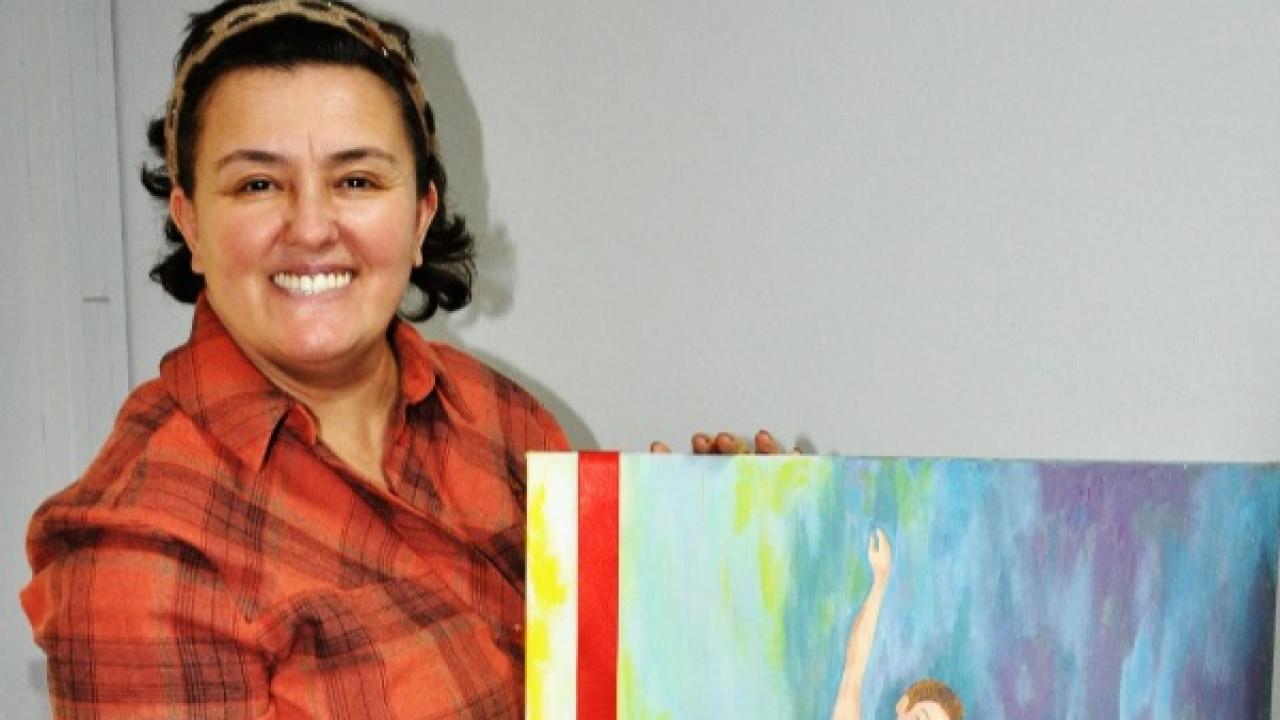 Ressam, Şair ve Yazar Alev Necile Dinç’ten Anlamlı Tablo Hediyesi