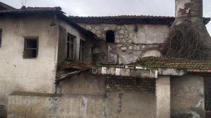 Balıkesir'de eski cami kaderine terk edildi
