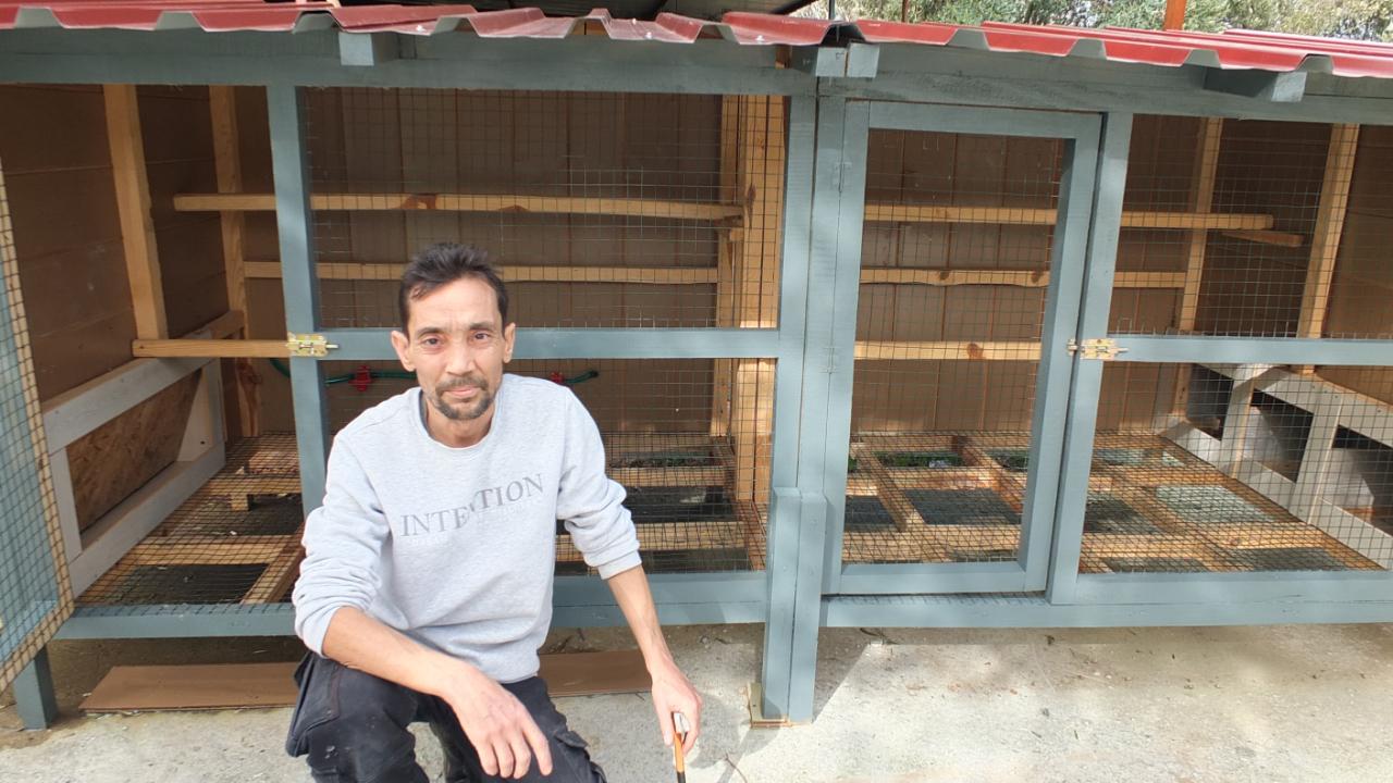 Burhaniyeli bakkal gezen tavuk kümesi yaptı