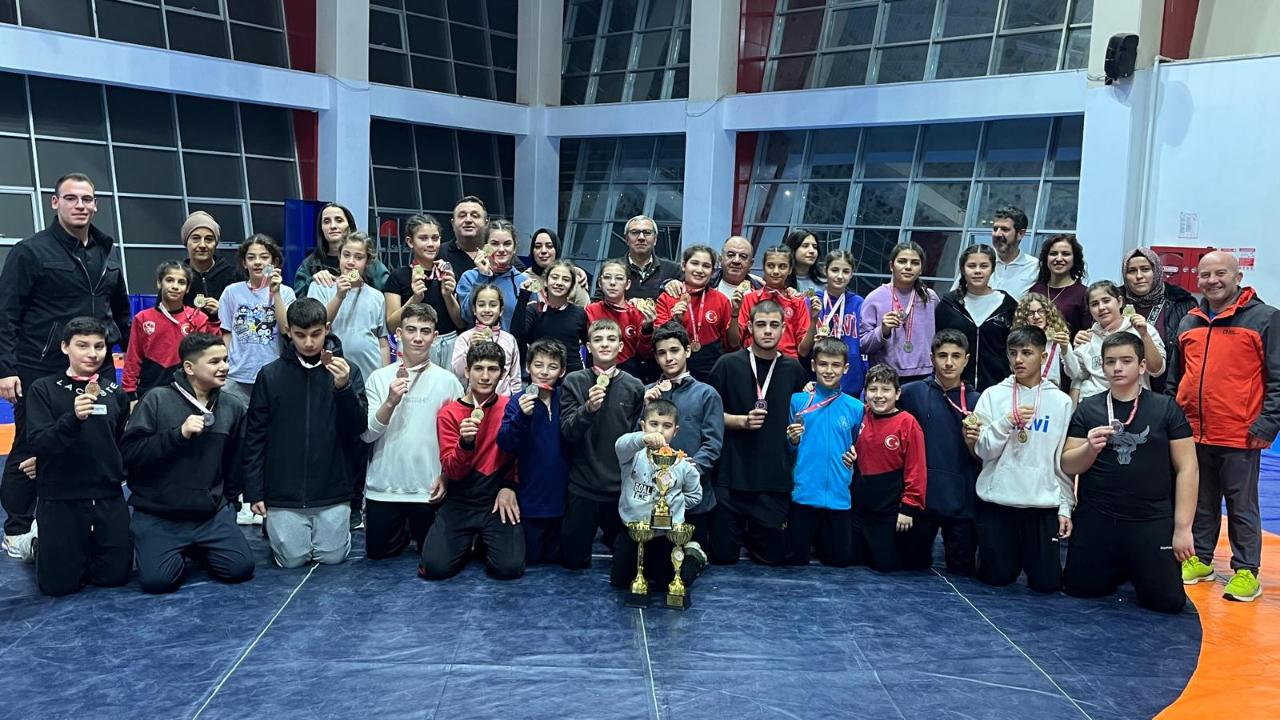 Gürespor Güreşte de zirvede: İlçenin gururu oldu