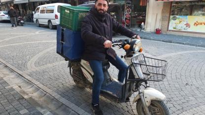 Burhaniyeli genç ekmeğini ekmek kuryeliğinden kazanıyor