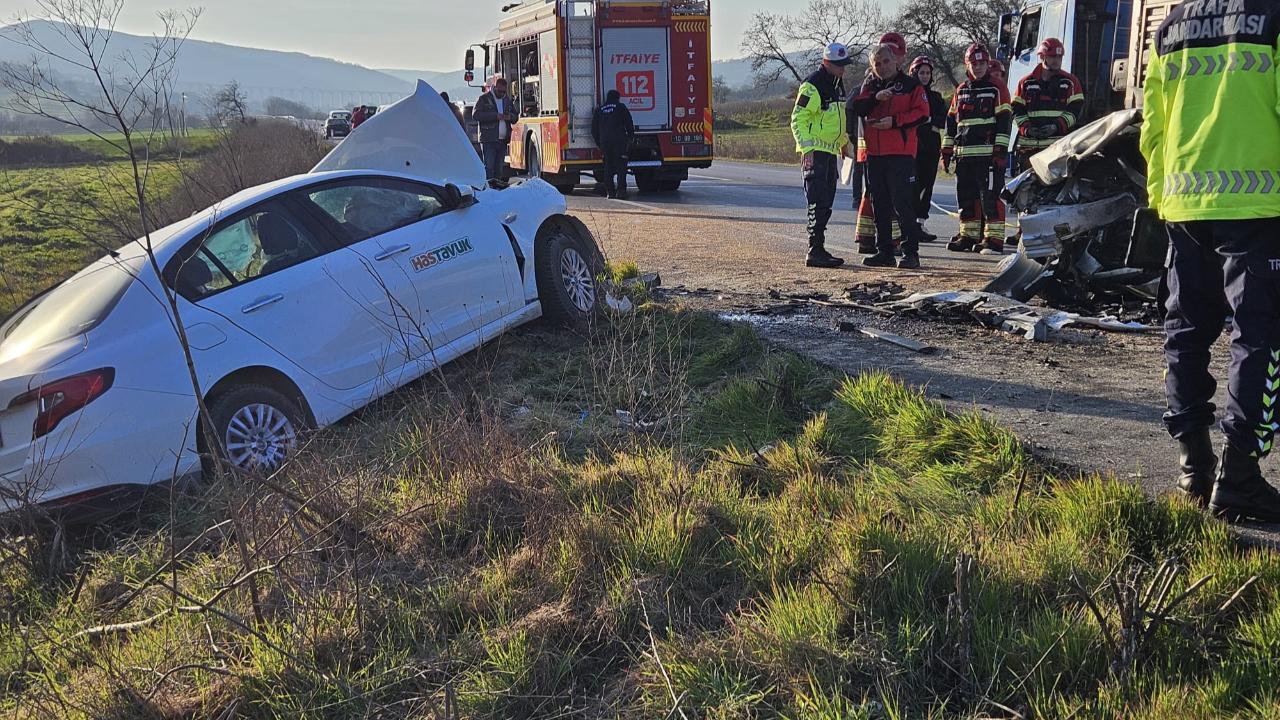 Balıkesir’de kafa kafaya çarpışma: 1 ölü, 2 yaralı