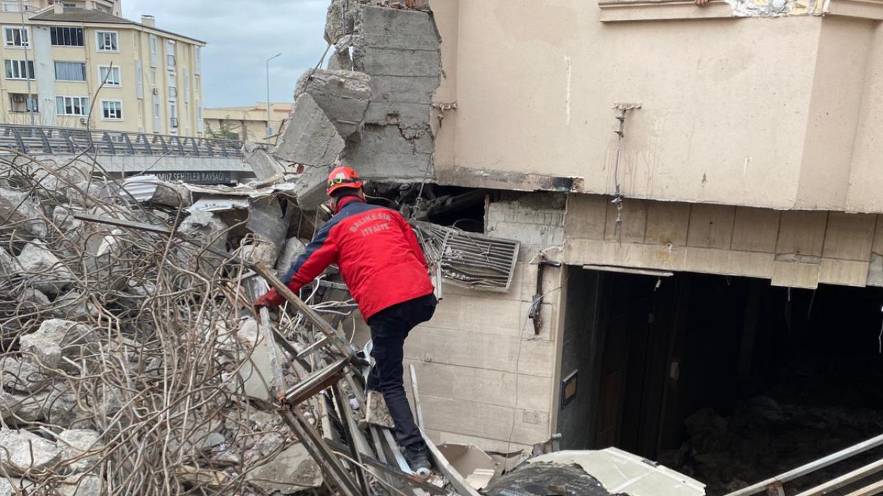 Otel Basri Yıkımında Can pazarı: Yavru kediler için seferberlik başlatıldı