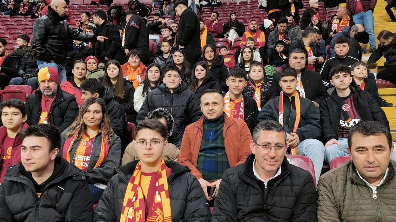 Sındırgılı depremzede gençlere Başkan Akın’dan destek