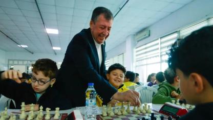 Burhaniye’de çocukların satranç heyecanı başladı