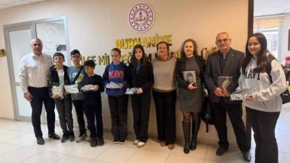 Burhaniye’de Milli Eğitim Müdürü Zihni, başarılı öğrencileri ödüllendirdi