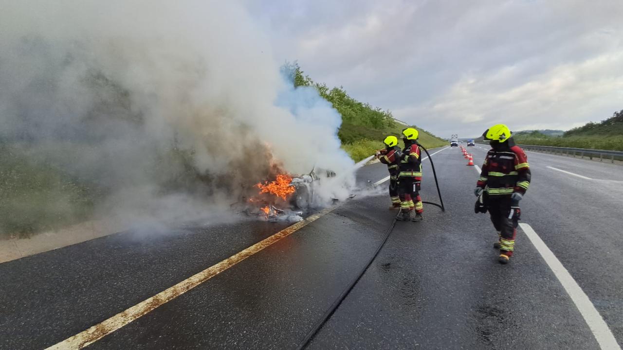 Altıeylül'de otomobil alevlere teslim oldu