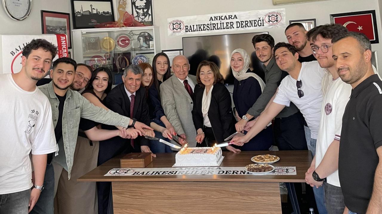 Ankara Balıkesirliler Derneği 14 Bursiyerini Pasta İle Uğurladı