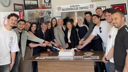 Ankara Balıkesirliler Derneği 14 Bursiyerini Pasta İle Uğurladı