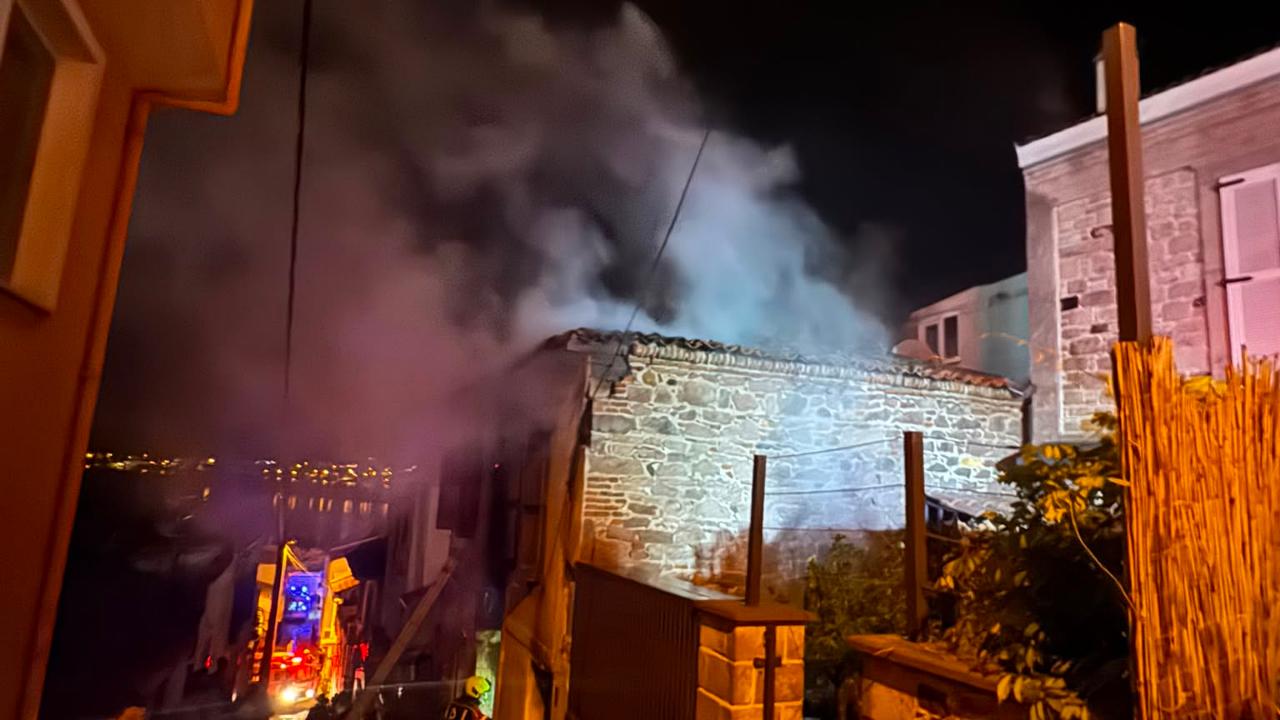 Ayvalık’ta Gece Yarısı Korkutan Yangın İki Katlı Ev Alevlere Teslim Oldu