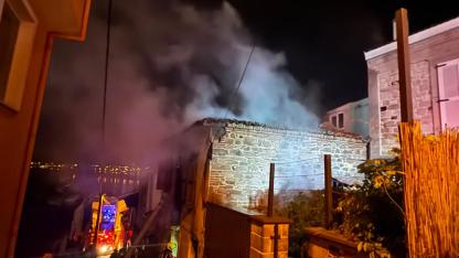 Ayvalık’ta Gece Yarısı Korkutan Yangın  İki Katlı Ev Alevlere Teslim Oldu