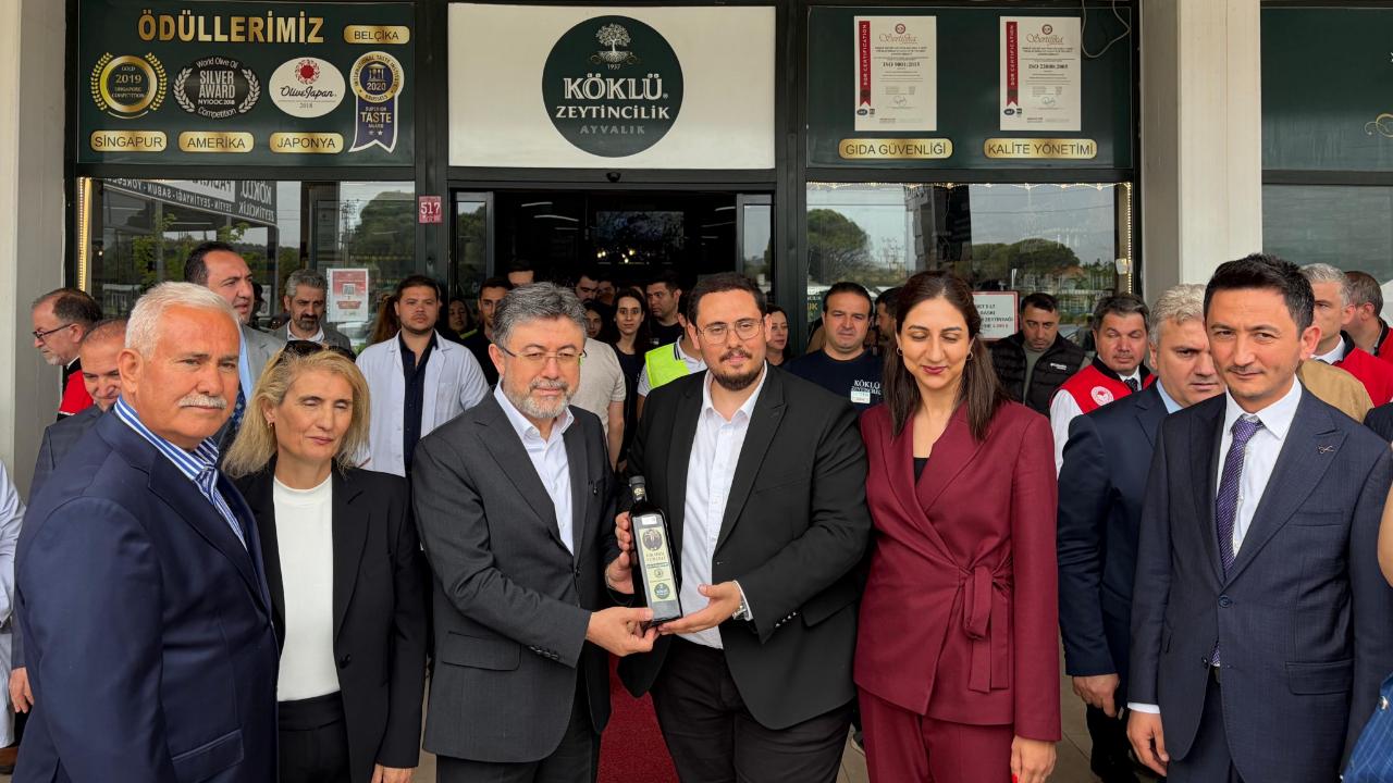 Bakan İbrahim Yumaklı Ayvalık’ta Zeytin Yağı Fabrikasında İncelemelerde Bulundu