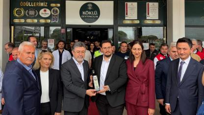 Bakan İbrahim Yumaklı Ayvalık’ta Zeytinyağı Fabrikasında İncelemelerde Bulundu