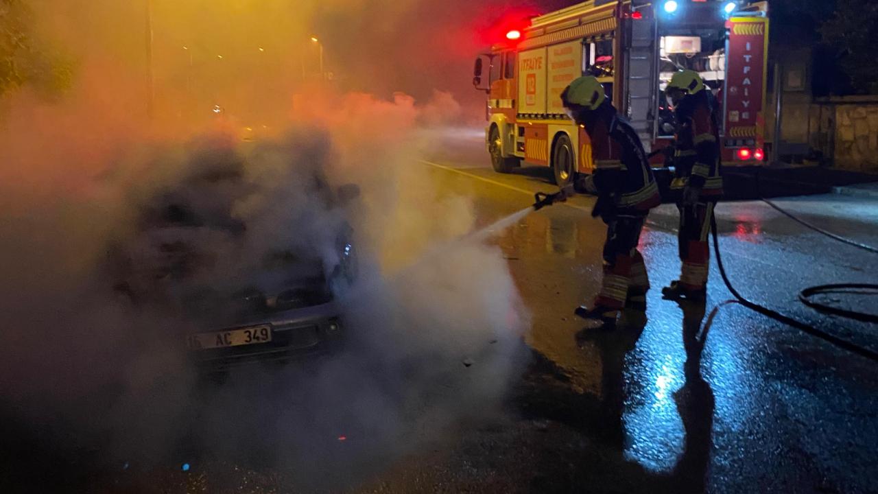 Balıkesir’de sabah saatlerinde araç yangını panik yarattı