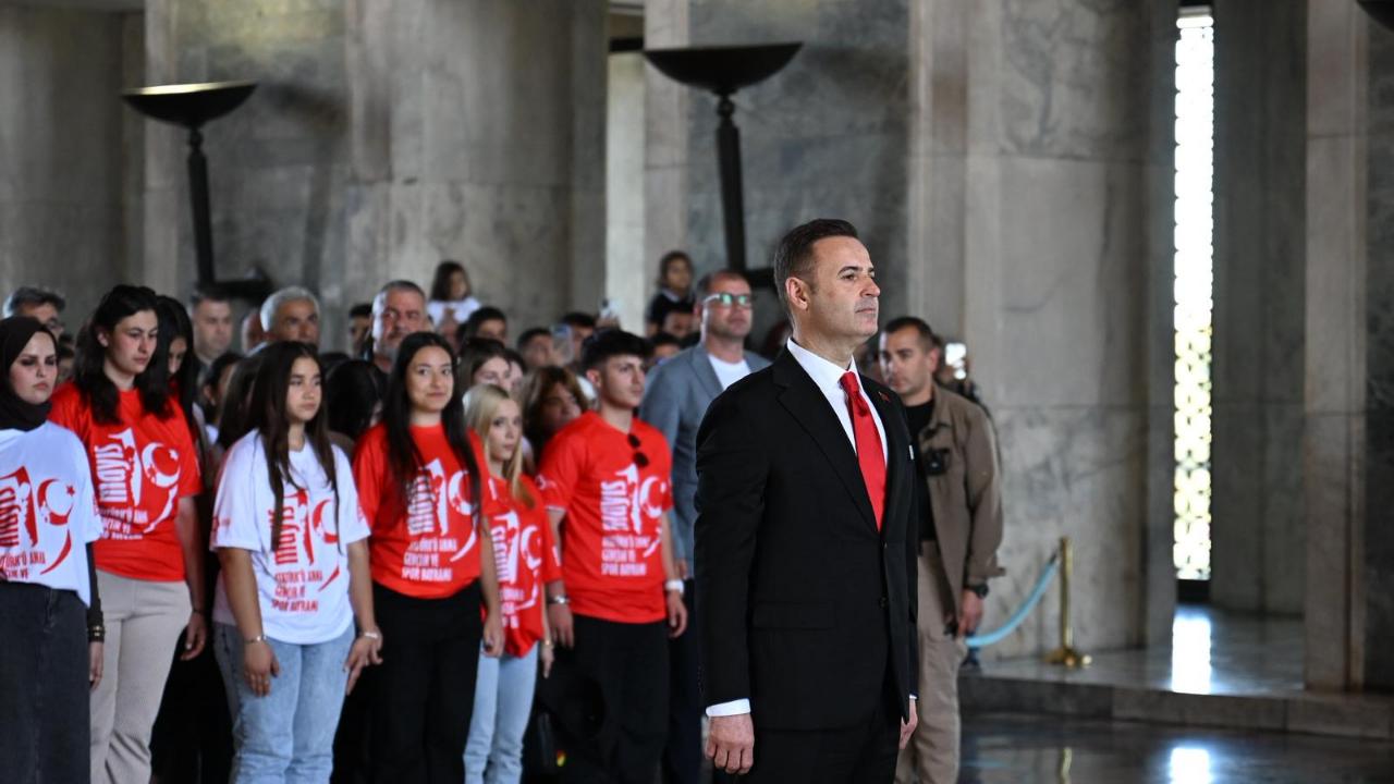 Başkan Akın ve 1071 Balıkesirli Genç Anıtkabir’de