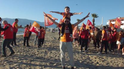 Burhaniye de Galatasaraylılar sahilde şampiyonluk kutlaması yaptı