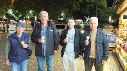 Burhaniye’de emekli bankacı Mustafa Karabıyık arkadaşlarına dondurma ikram etti