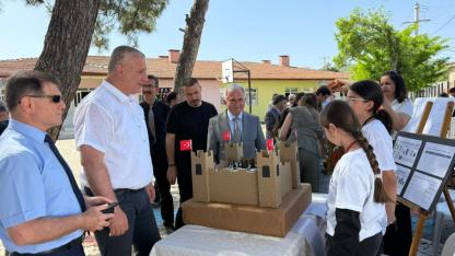 Burhaniye’de iki okulun ortak Bilim Fuarı açıldı