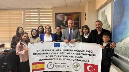 Burhaniye’de İspanya’dan dönen öğrenciler Müdür Zihni’yi ziyaret etti