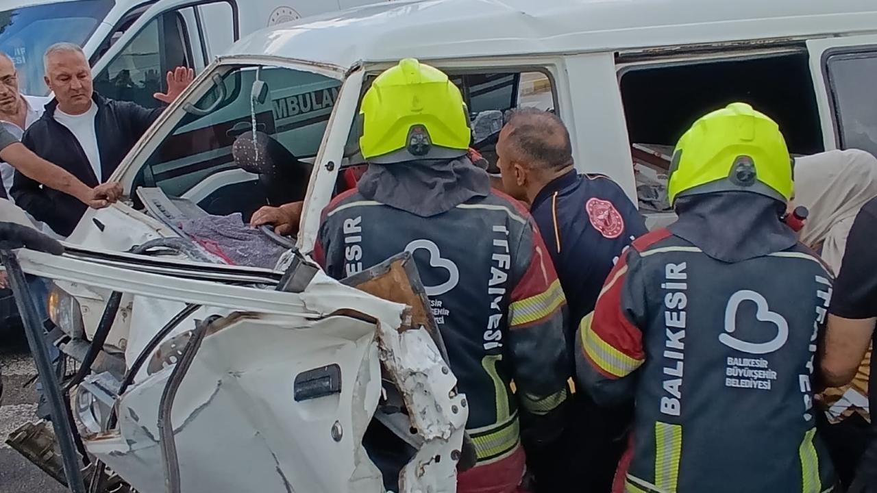 Burhaniye’de Minibüs ile Otobüs Çarpıştı: 1 Yaralı